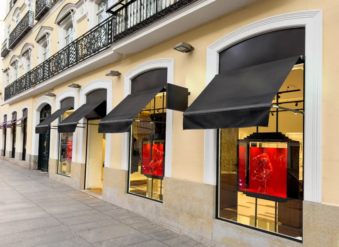 Façade vitrine de magasin en aluminium sur mesure à Vénissieux